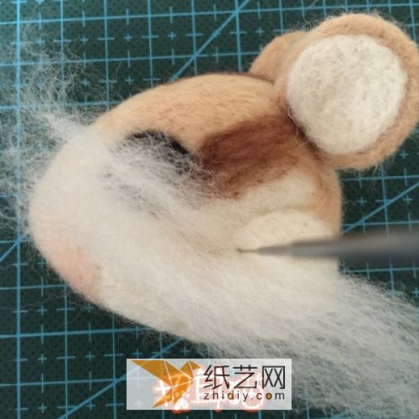 Illustrated tutorial on how to make a cute squirrel brooch from wool felt Creative DIY of handmade wool felt