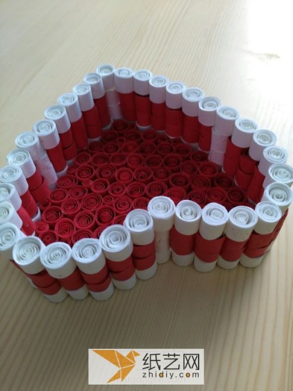 Valentine’s Day Handmade Gift Tutorial: DIY roll paper to make a beautiful heart-shaped gift box