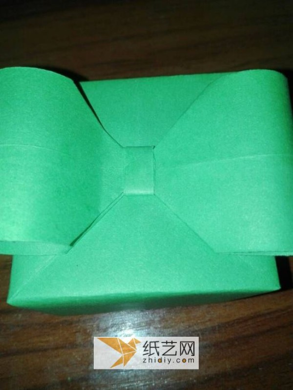 How to fold and make a simple handmade origami gift box. How to make an origami box with a bow.