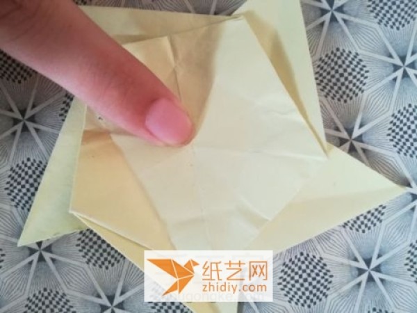 Illustration of making an origami five-pointed star for the National Day theme