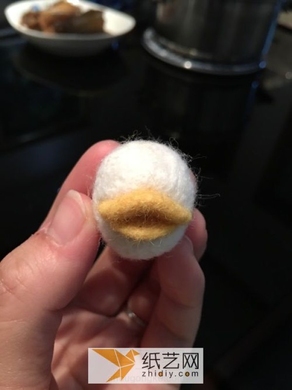 Skilled hands teach you how to make a love doll pendant Donald Duck with wool felt