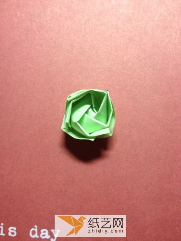 How to make innovative origami roses. Manual illustrations teach you how to fold roses.