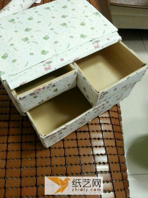 Express boxes turned into treasures and made into desktop cosmetic boxes