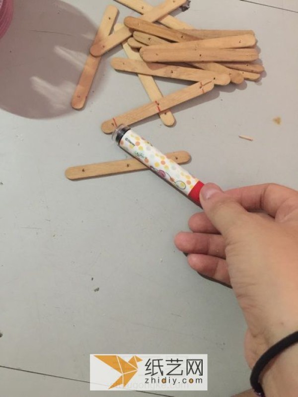 Illustrated tutorial on turning popsicle sticks into treasure and making them into stretchable toys