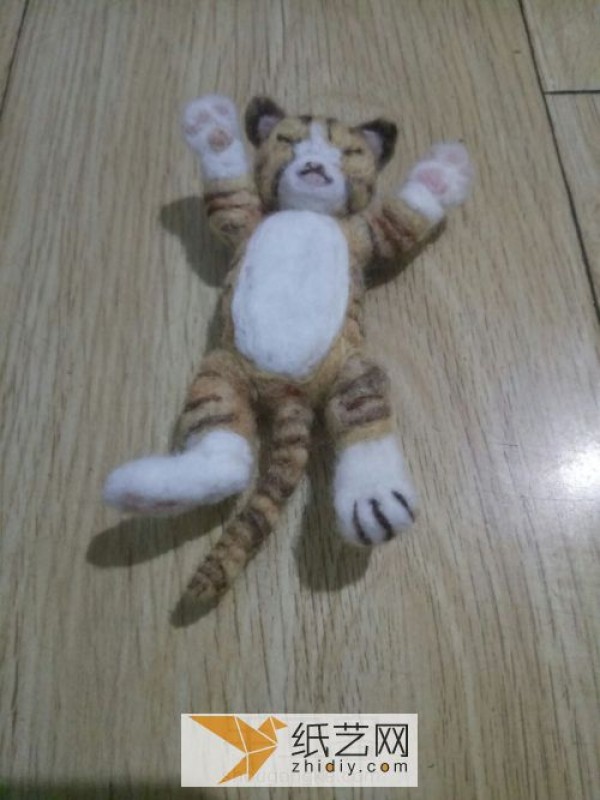 Tutorial on how to make a wool felt poking tiger as a New Year gift for the Year of the Tiger