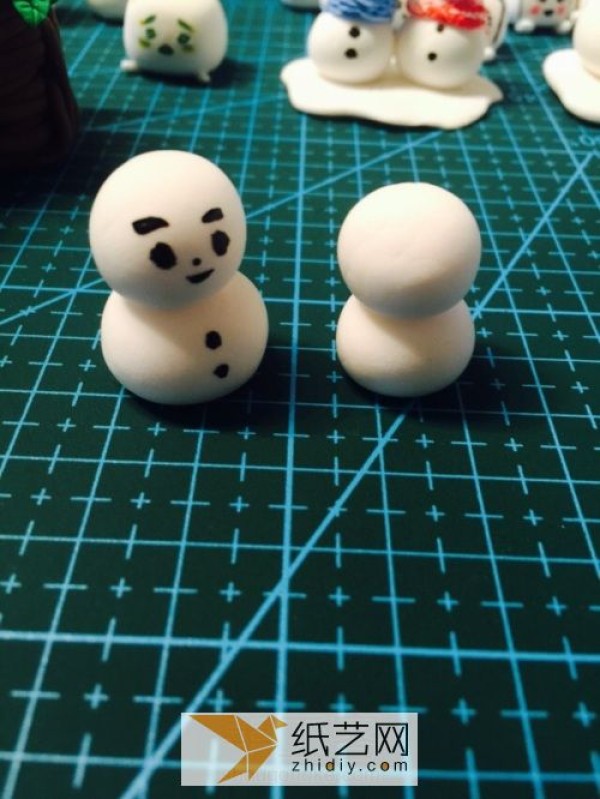 For Christmas gifts, you can make a small snowman out of ultra-light clay