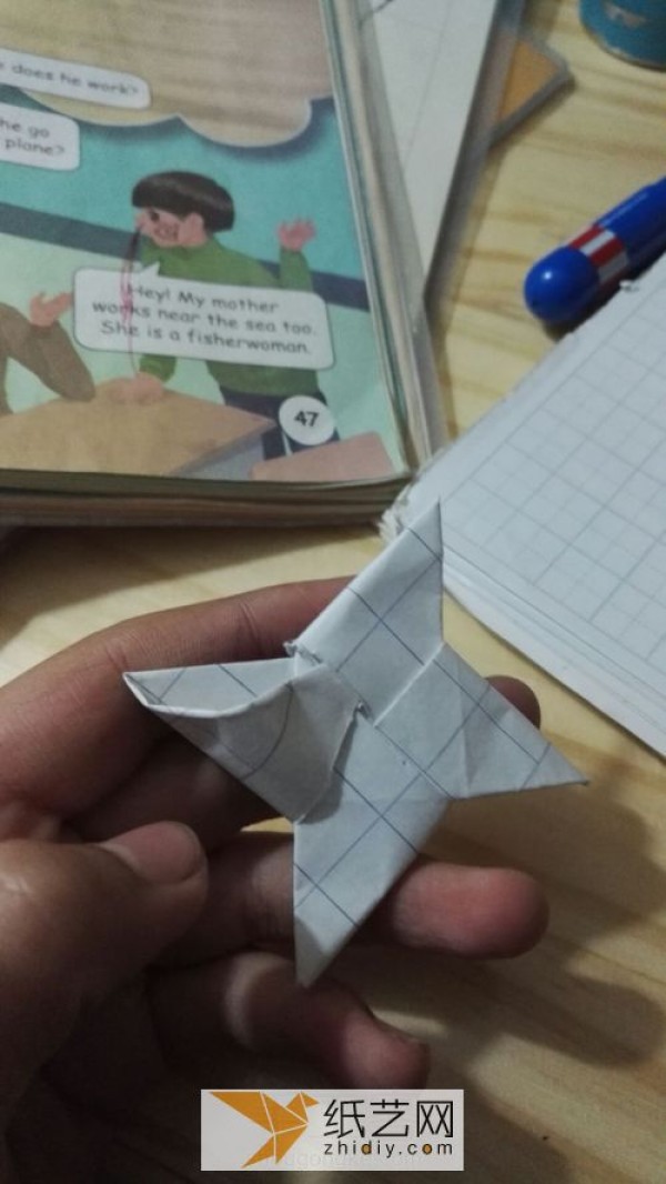 Ninja dart origami tutorial. Manual illustrations teach you how to fold darts step by step.