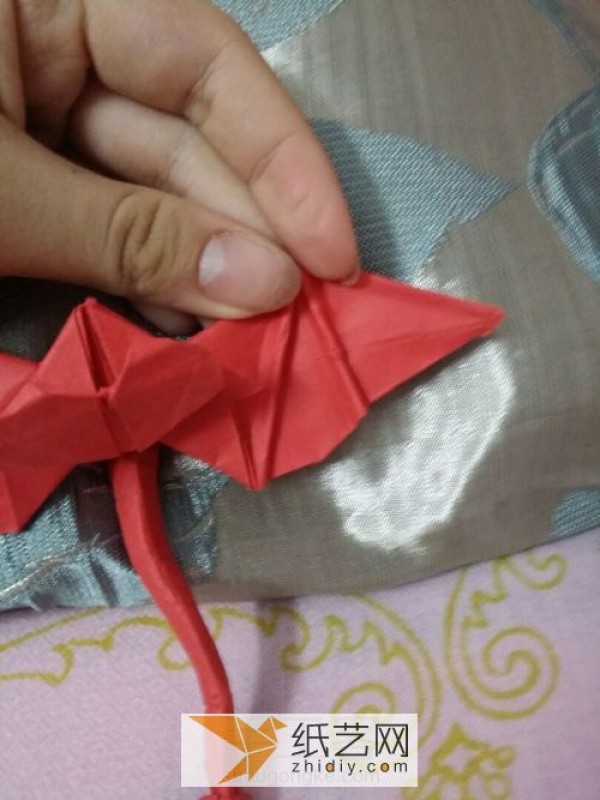 Actual pictures teach you step by step how to make origami devil heart Valentines Day gift handmade tutorial