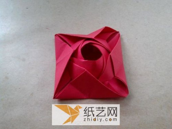 Real photo tutorial teaches you step by step how to fold origami roses