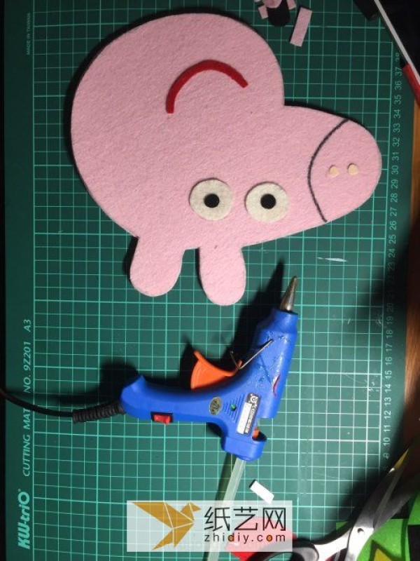 Tutorial on New Year’s gift of Peppa Pig doll made from non-woven fabric