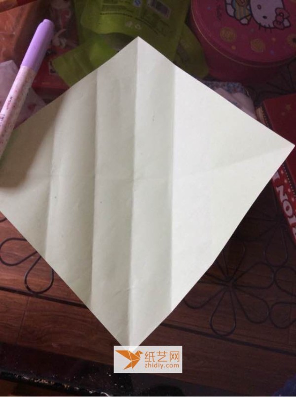 Make your own origami pencil box. This origami box can be a Children’s Day gift.