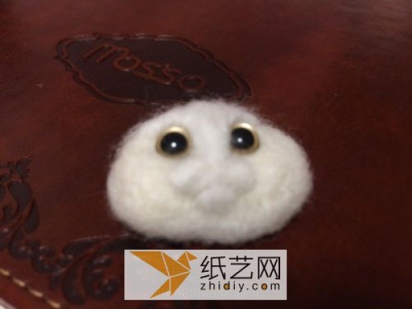 A beautiful little cat head made of wool felt. Complete illustrated tutorial of handmade wool felt.