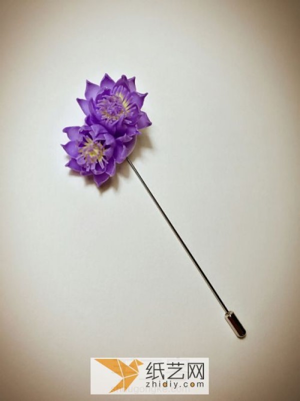 Illustrated tutorial on making a water lily pearl brooch with clay. Detailed explanation of creative clay handicrafts.