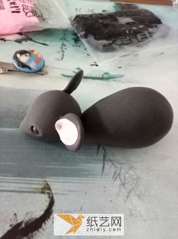 Small crafts for the New Year of the Rat. Tutorial illustration of a clever little mouse made from ultra-light clay.