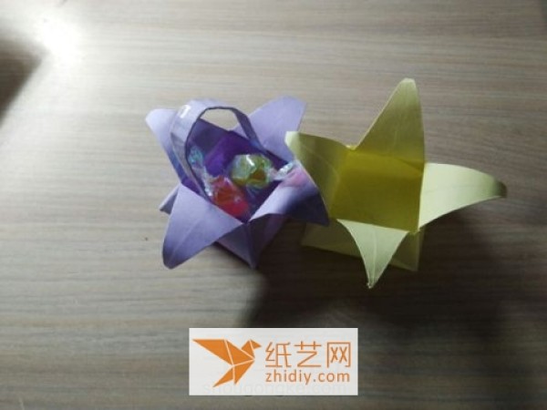 Tutorial on how to make an origami box shaped like a lily