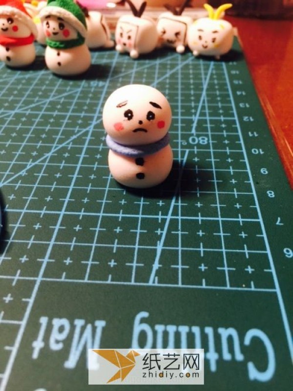 For Christmas gifts, you can make a small snowman out of ultra-light clay