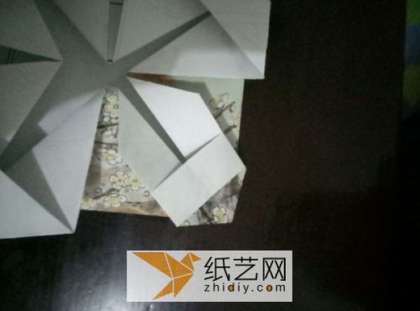 Turn waste into treasure by folding calendar paper and advertising paper into handmade origami baskets and storage boxes