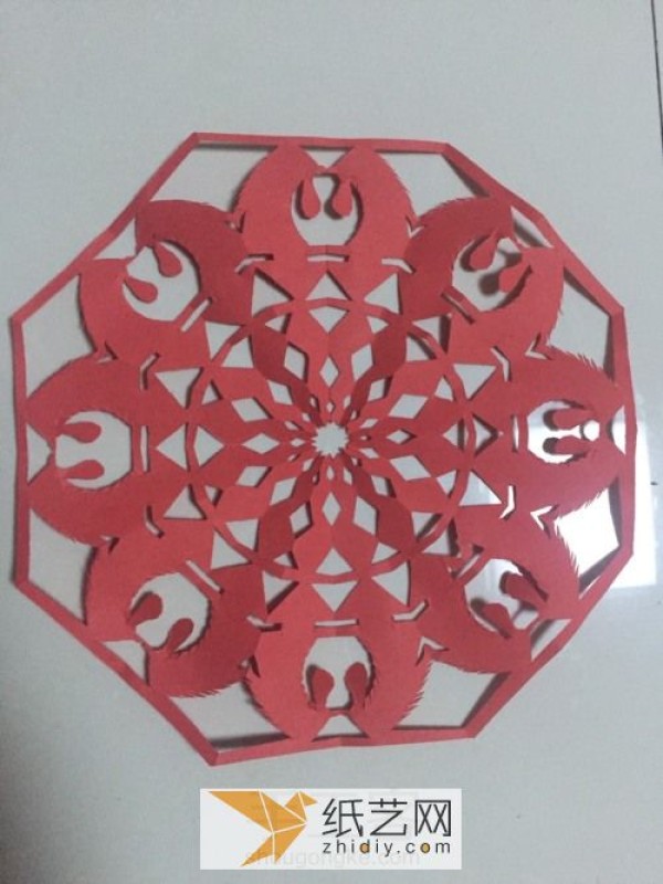 The handicraft art of the traditional Chinese New Year, the joyful paper-cutting of the Year of the Rooster.