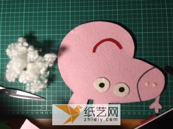 Tutorial on New Years gifts for Peppa Pig dolls made of non-woven fabric