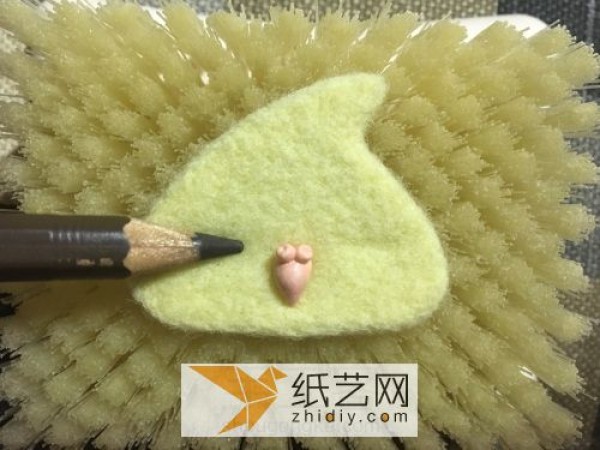 Tutorial on how to make a beginner’s wool felt poke chicken, which can be made into a brooch