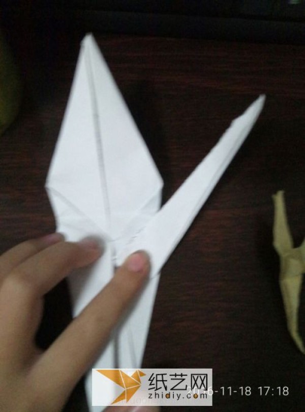 Simple origami paper cranes. Manual illustrations and real-life photo tutorials to teach you how to fold paper cranes.