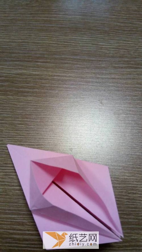 Simple basic origami lily making method. Handmade origami tutorial teaches you how to origami lily.