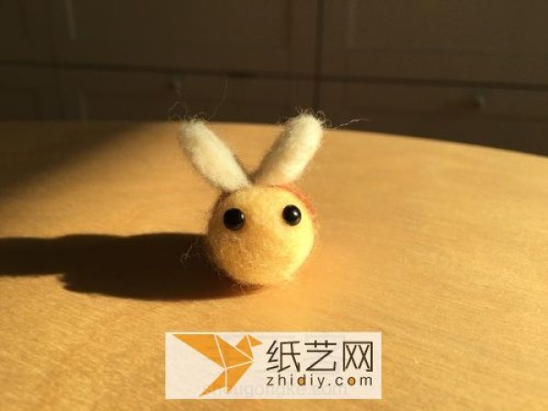 Illustrated tutorial for making wool felt rabbits. Making cute wool felt animals.