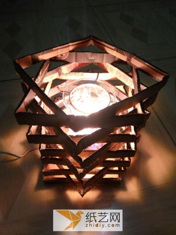 Use cardboard boxes to turn waste into treasure to create romantic lights for 520 Valentine’s Day.