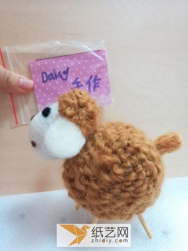 Lamb Christmas gift made of wool felt. The production method is different from ordinary wool felt.