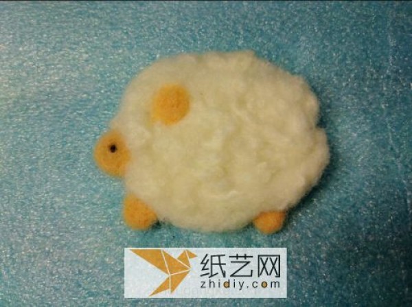 Lamb brooch made of wool felt, a handicraft for Mother’s Day gift