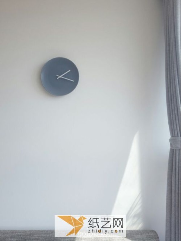 Renovate old items to make handmade IKEA-style clocks to teach you how to beautify your home