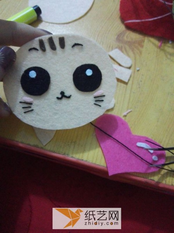 Tutorial on making a Valentine’s Day gift of a kitten holding a heart made of non-woven fabric