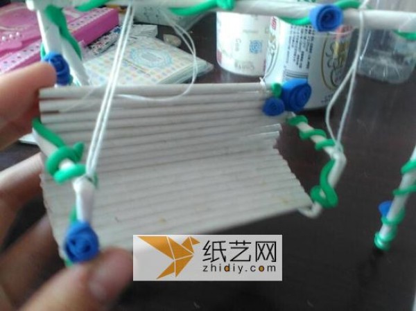 A paper swing made by myself. Rolling paper is very simple.