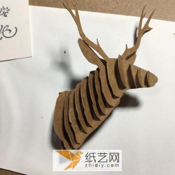 Tutorial on turning waste into treasure and making a Christmas cardboard deer head wall hanging. DIY delivery box recycling