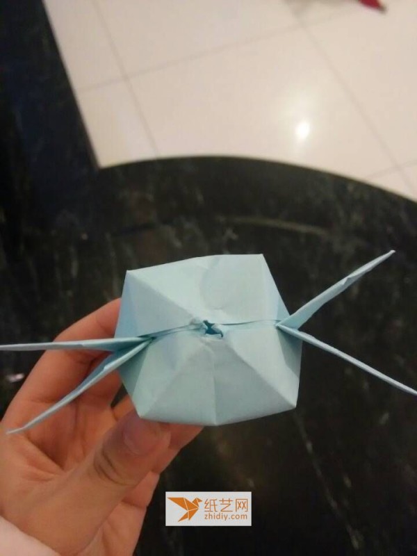 This is a tutorial for making origami balloons with wings. You can use them on Valentine’s Day.