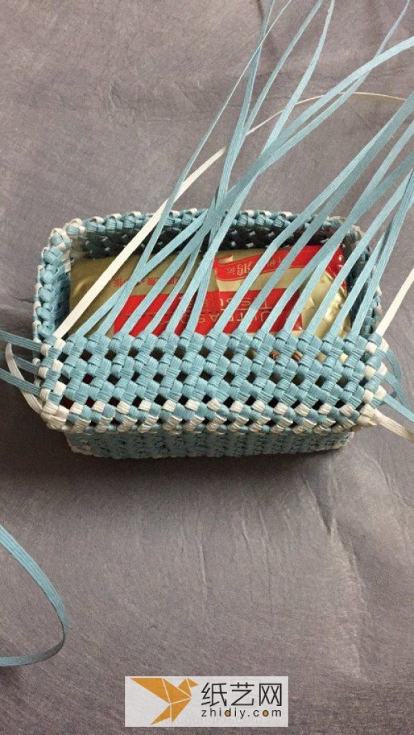 Use the knitting method to make tissue boxes. Illustrated tutorial on hand-knitting a storage box.