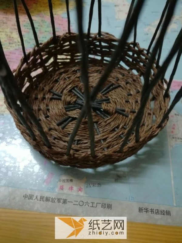 Illustrated tutorial for hand-making practical paper woven baskets for home use