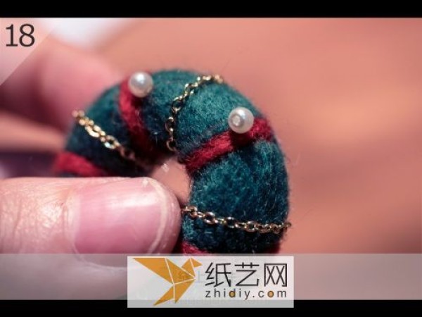 Christmas style wool felt brooch making tutorial, Poke Le is so domineering