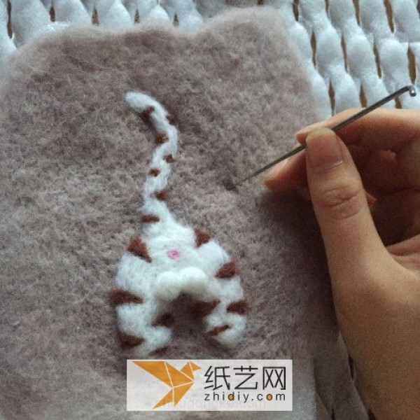 Skillful hands teach you how to quickly make a cute and practical mobile phone case using wool felt