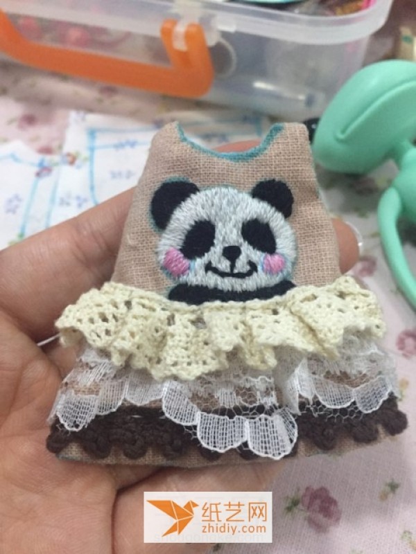 Tutorial on making simple and cute fabric clothes for dolls