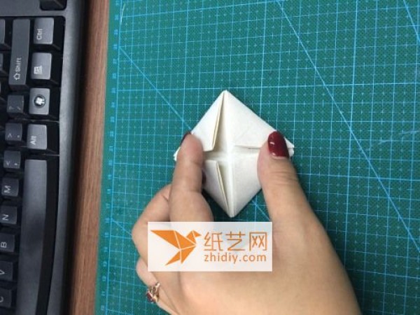 A step-by-step tutorial on how to make origami holiday lanterns