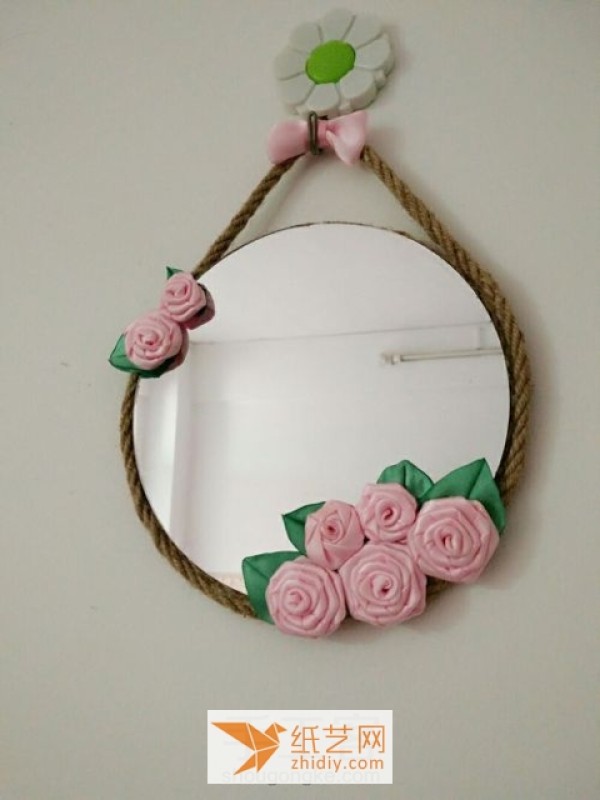 Handicraft making tutorial for transforming old mirrors into New Year decorations