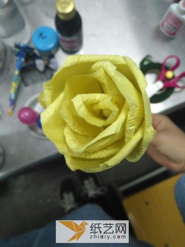 A simple way to make hand-kneaded paper roses