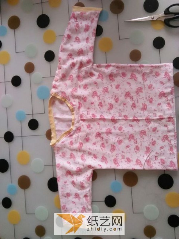 Make an autumn coat for your baby with your own hands. A simple tutorial on making hand-made clothes with fabric art.