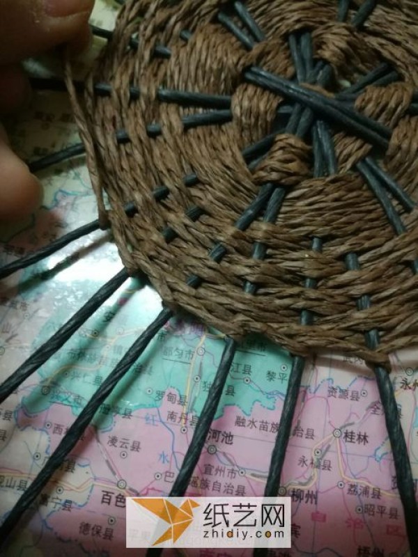 Illustrated tutorial on hand-making practical paper woven baskets for home use