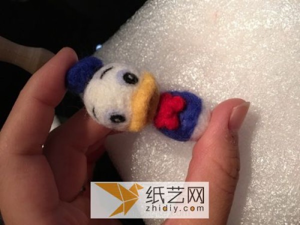 Skilled hands teach you how to make a love doll pendant Donald Duck with wool felt