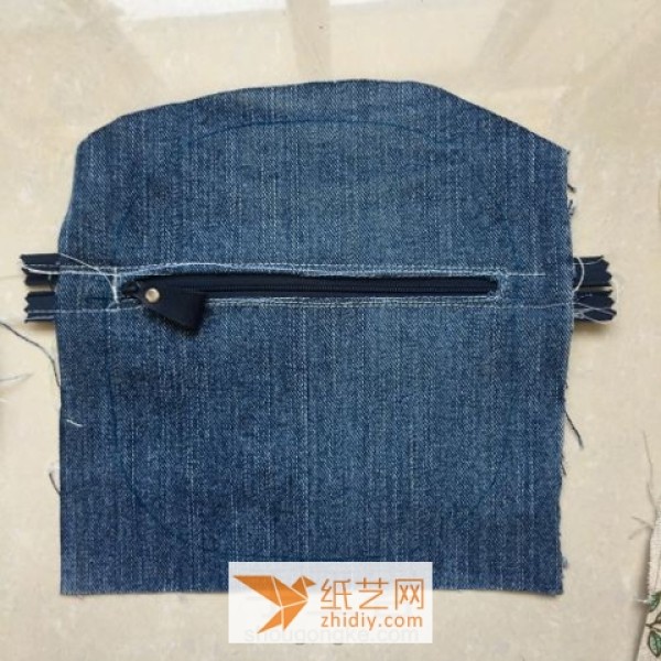 Tutorial on how to make a beautiful clutch bag as a New Year gift by turning jeans into treasure