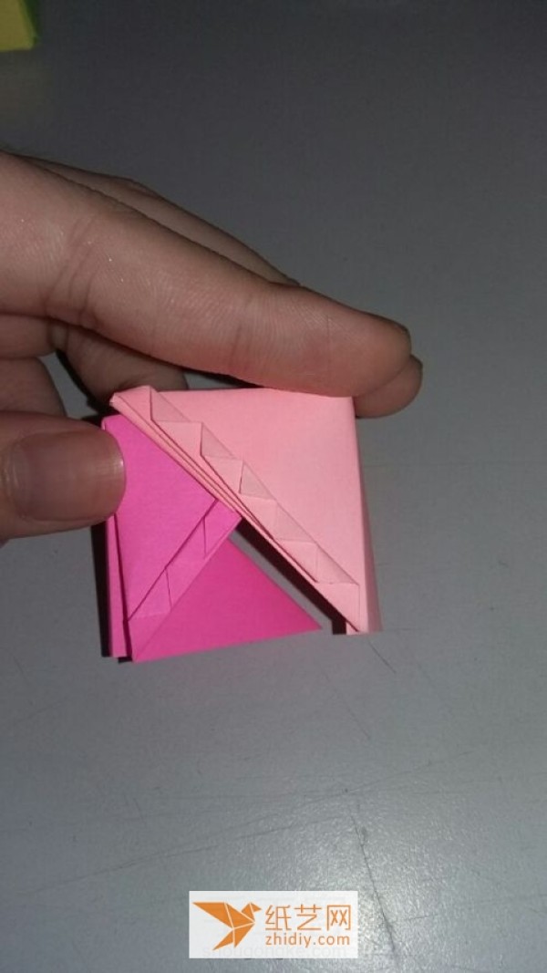 Tutorial on how to make a four-color origami gift box with a lid. It’s a great gift box for Teacher’s Day.