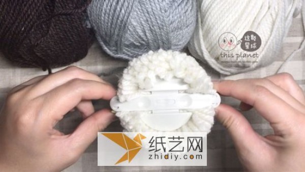 Tutorial on making a baby seal made of yarn balls as a New Year gift