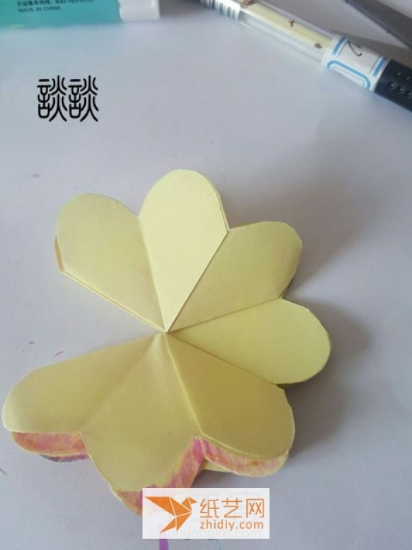 For Christmas greeting cards, you can choose to make this three-dimensional flower greeting card.